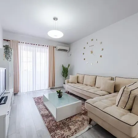 Bllok Moni Resilience 2bedr Terrace * 티라나