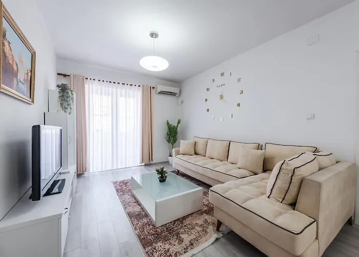 Bllok Moni Resilience 2bedr Terrace * Tirana